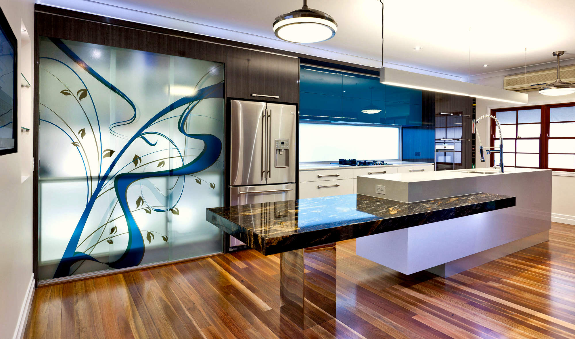 Grafické sklo v kuchyni sa používa nielen na zástenu, ale aj ako interiérové spestrenie.